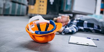 nehoda-ve-skladu-muz-na-podlaze